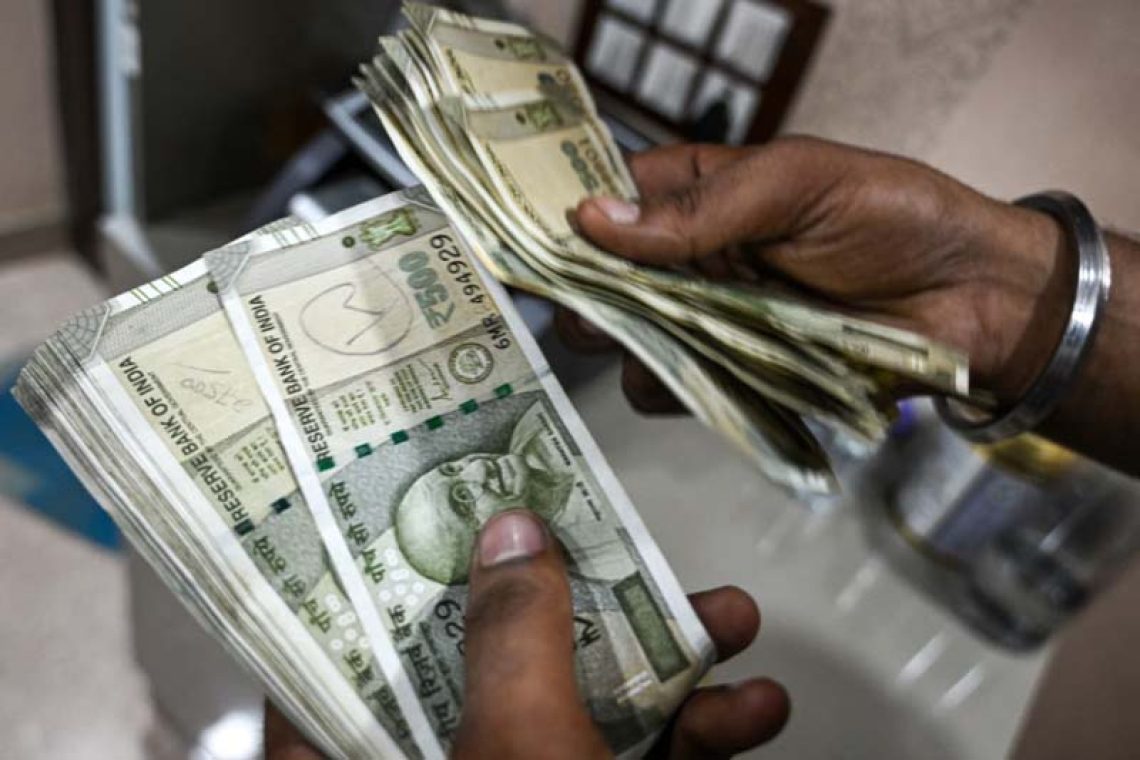 ඉන්දීය රුපියලත් දැවැන්ත කඩාවැටීමක් අභියස